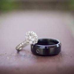 obrączka karbonowa i pierścionek zaręczynowy